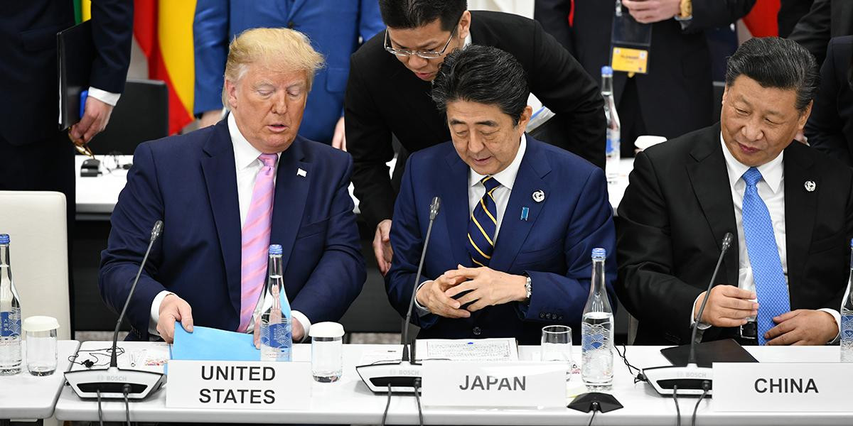 El expresidente de EEUU Donald Trump (i), el primer ministro japonés, Shinzo Abe (c), y el presidente chino, Xi Jinping (d) / EUROPA PRESS