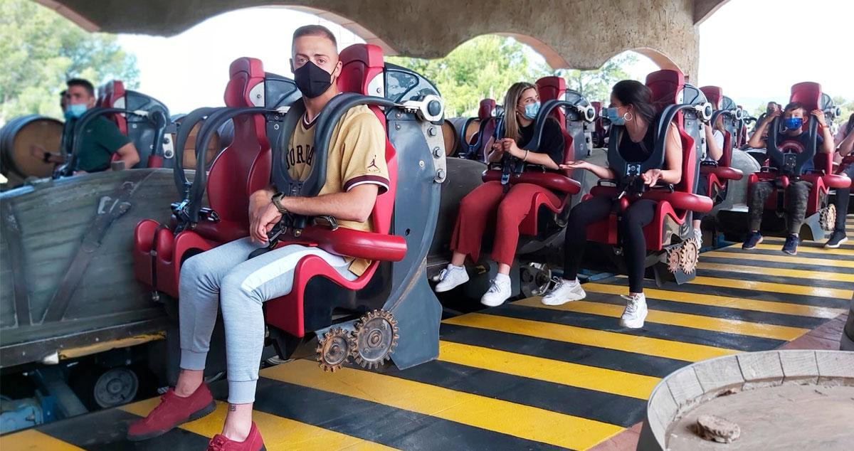 Visitantes con mascarilla en el Furius Baco de PortAventura World / CG