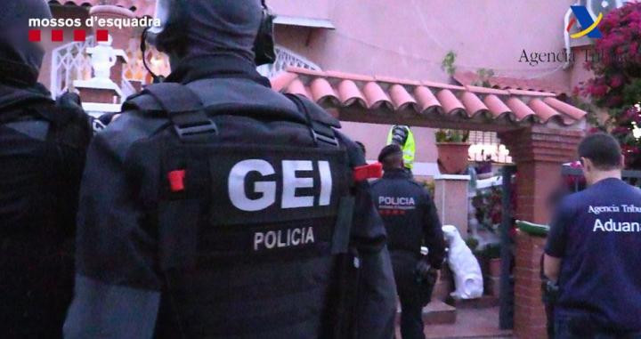 Agentes antes de proceder a uno de los registros / MOSSOS D'ESQUADRA