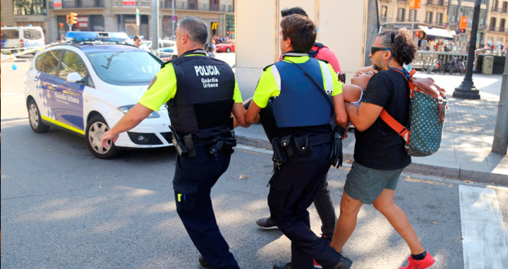 Agentes de la Guardia Urbana, durante su intervención de rescate tras el atentado del 17A en Barcelona / EFE