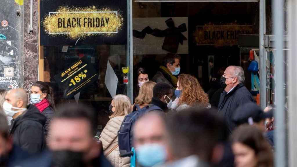 Una tienda con descuentos por el Black Friday / Alberto Ortega (EP)