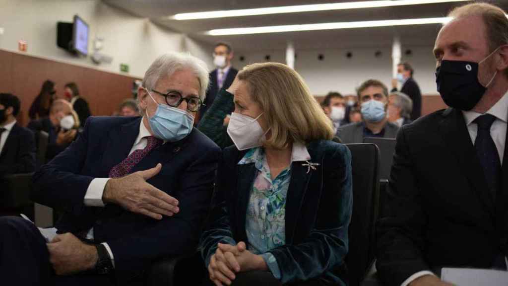 La vicepresidente del Gobierno, Nadia Calviño, junto al presidente de Foment del Treball, Josep Sánchez Llibre, durante el acto / EUROPA PRESS