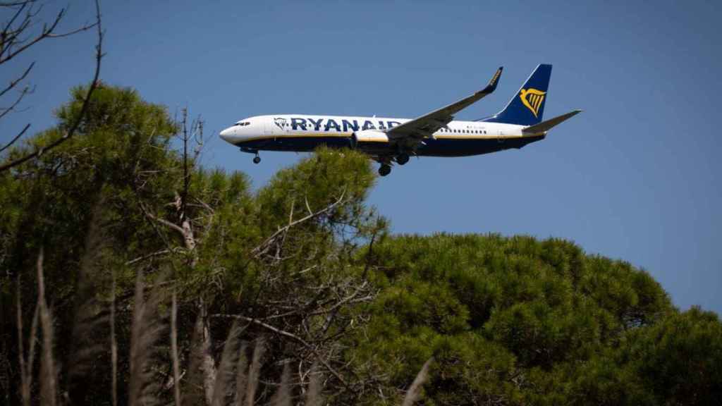 Una aeronave sobrevolando la zona natural colindante al aeropuerto de El Prat / EP