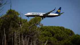 Una aeronave sobrevolando la zona natural colindante al aeropuerto de El Prat / EP