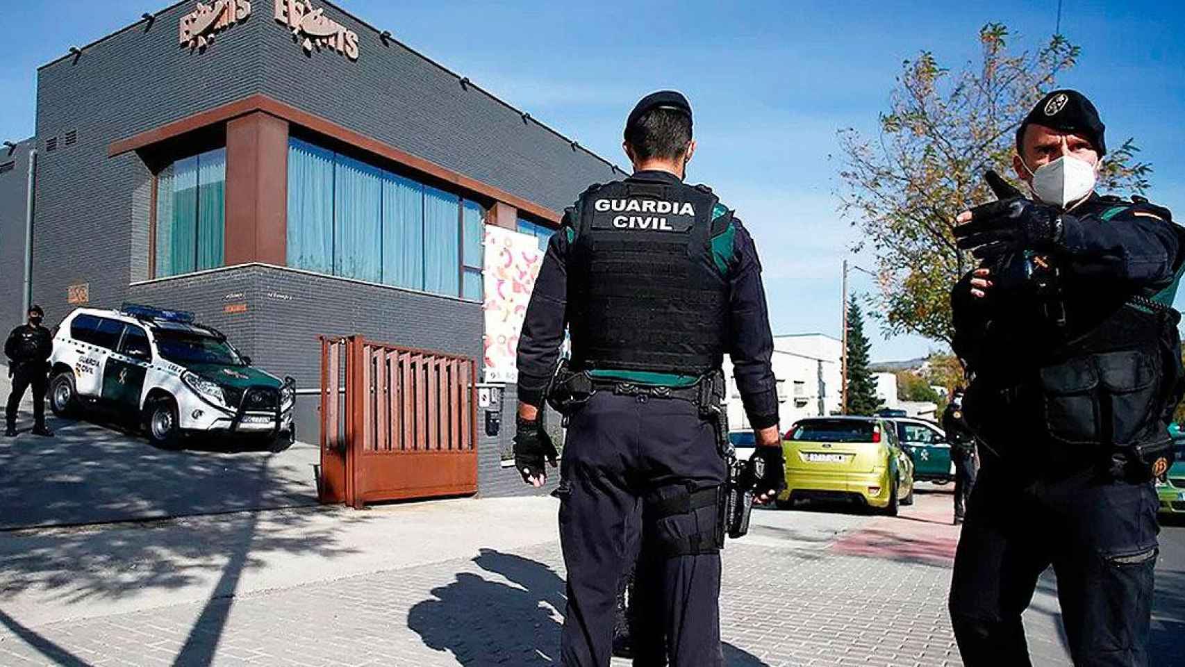 La Guardia Civil registrando la sede de Iniciatives Events durante la 'Operación Voloh' / EFE