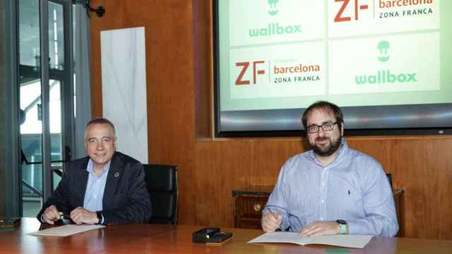 El delegado especial del Estado en el CZFB, Pere Navarro y el CEO de Wallbox, Enric Asunción, durante la firma del acuerdo / CZFB