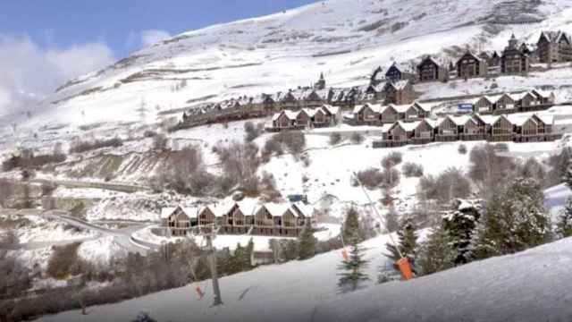 Imagen de la promoción de 'megalujo' que se construye junto a las pistas de esquí de Baqueira Beret / AVINTIA