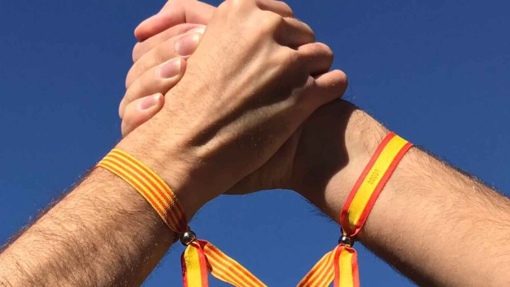 Creo en España ha lanzado estas pulseras que combinan la bandera nacional con la 'senyera'