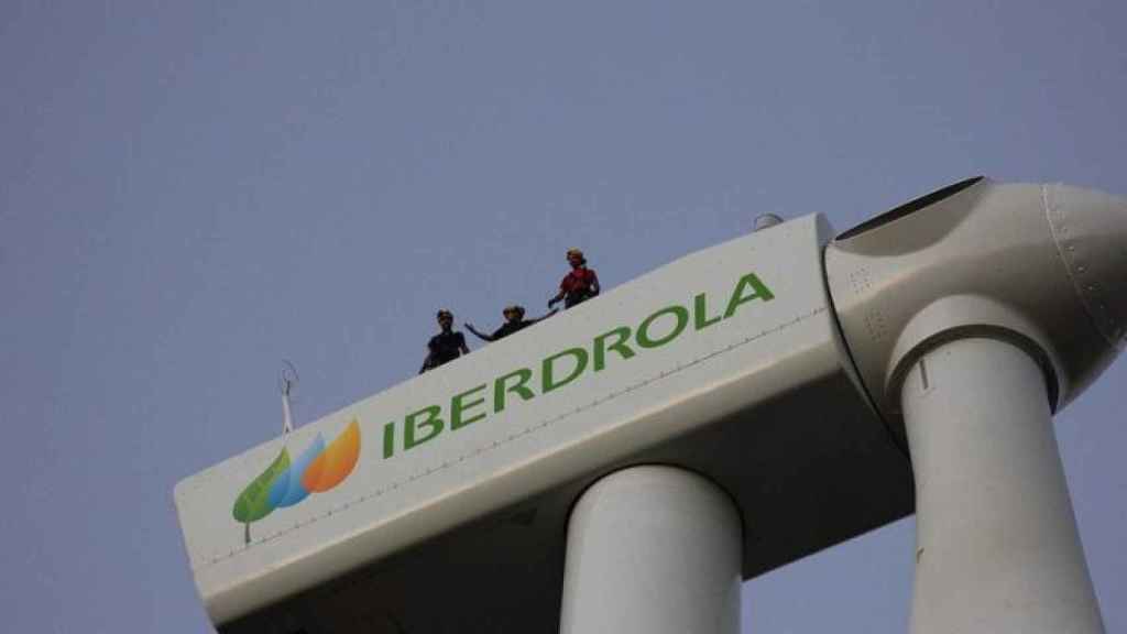 Operarios en el parque eólico de Iberdrola en Calango (Brasil) / EFE