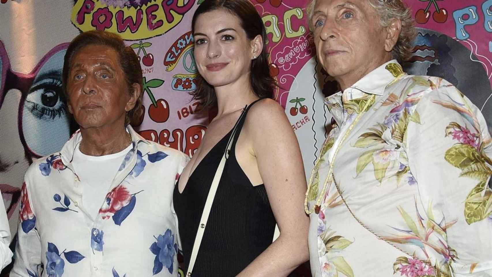 Anne Hathaway junto al diseñador Valentino y al relaciones públicas carlos Martorell