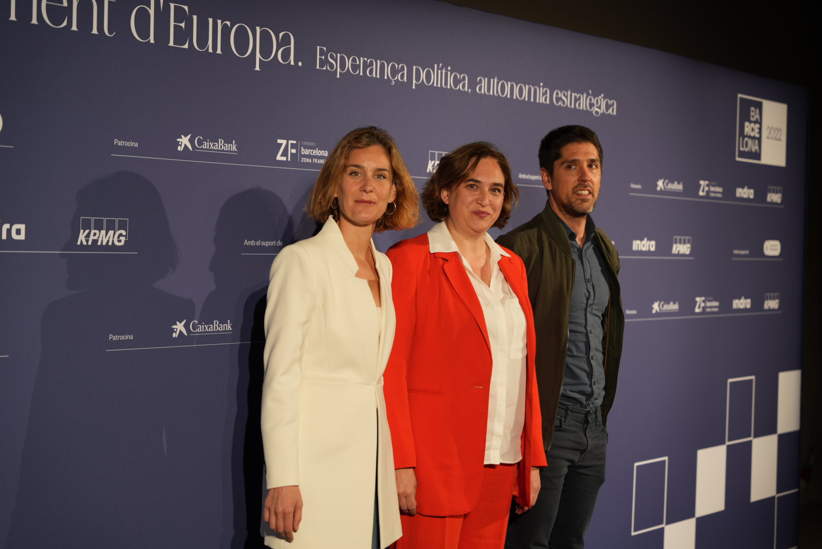 De izquierda a derecha: la presidenta de En Comú Podem en el Parlament, Jéssica Albiach, de blanco; la alcaldesa de Barcelona, Ada Colau, con un traje rojo, y el diputado de los comunes en la Cámara autonómica, David Cid, con tonos oscuros, posan antes de la Reunión del Cercle d'Economía 2022 / LUIS MIGUEL AÑÓN - CRÓNICA GLOBAL