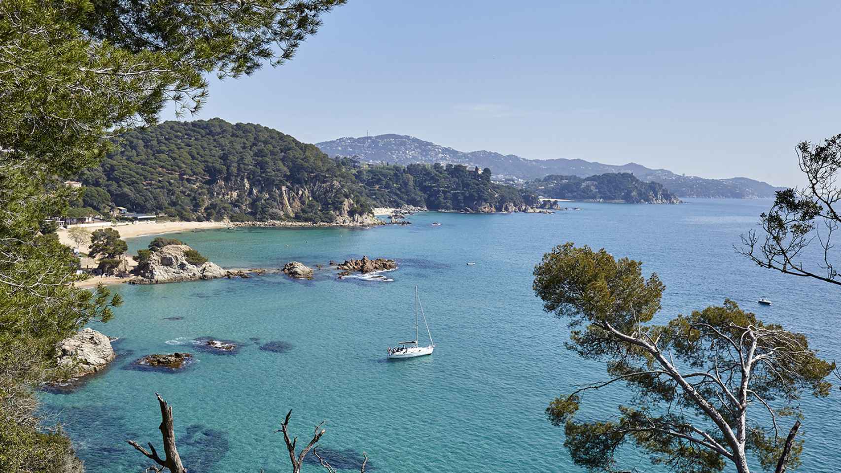 La cala de Treumal está rodeada de vegetación / LLORET TURISMO