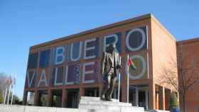 El teatro municipal de Alcorcón y la estatua del dramaturgo español / CG