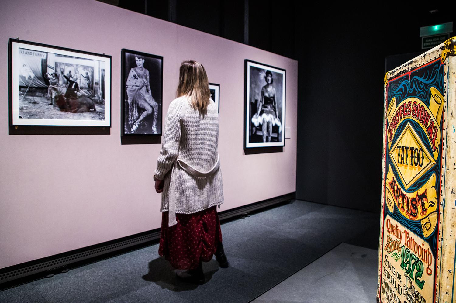 La muestra propone un viaje al singular universo del tatuaje desde una visión antropológica / CAIXAFORUM