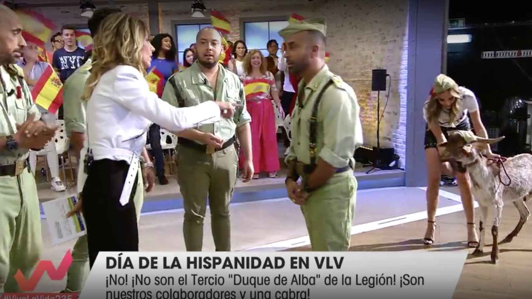 Los colaboradores del programa 'Viva la vida' vestidos de legionarios