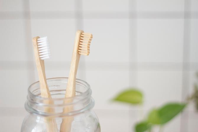 Cepillos ensenciales para el cuidado oral, y no con fórmulas de blanqueamientos dentales / Superkitina en UNSPLASH