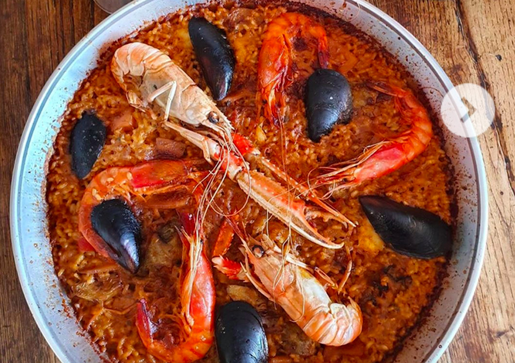 Una de las muchas paellas que sirven en el restaurante 'Sa Marinada' / INSTAGRAM