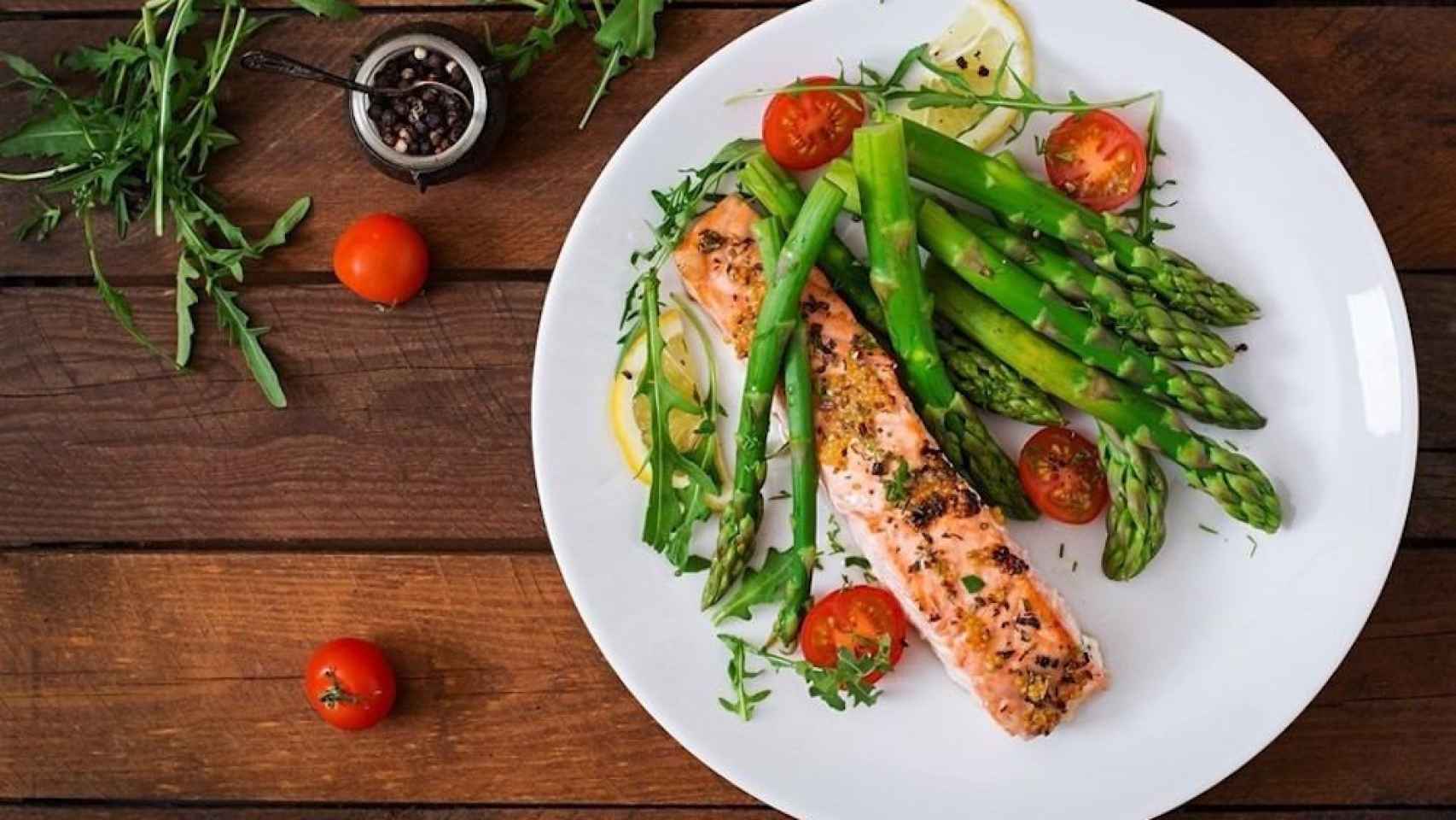 Una foto ilustrativa de un plato con alimentos sanos