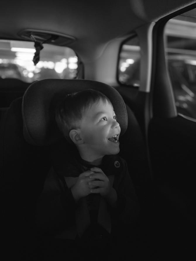 Menor en su silla para el coche, en sentido contrario a la marcha / Sam Barber en UNSPLASH