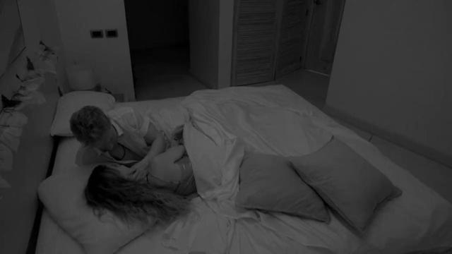 Nico y Miriam en la cama / MEDIASET