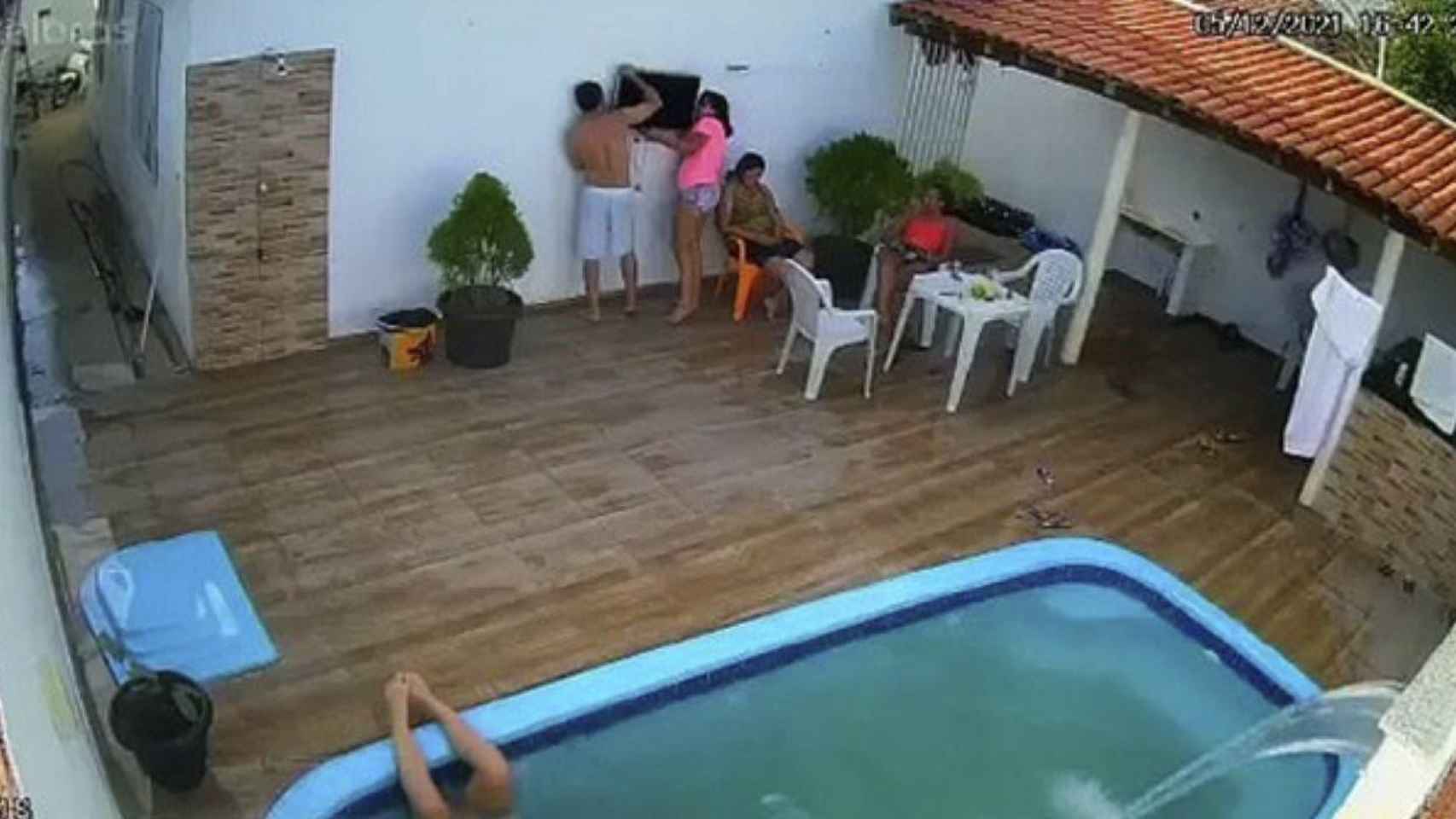 Una familia alrededor de una piscina / INSTAGRAM