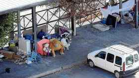 Imagen de uno de los asentamientos de personas sin hogar en la antigua estación de autobuses de Palma / TWITTER