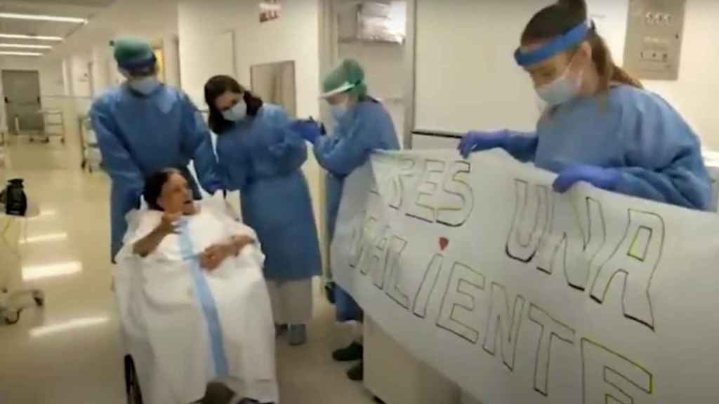 Una mujer de avanzada edad recibe el alta en el Hospital Can Misses / EP