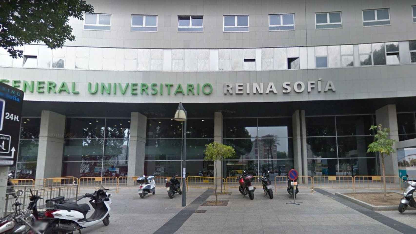 Hospital Reina Sofía, donde permanece ingresado el joven víctima de una agresión tras auxiliar a una mujer maltratada / GOOGLE MAPS