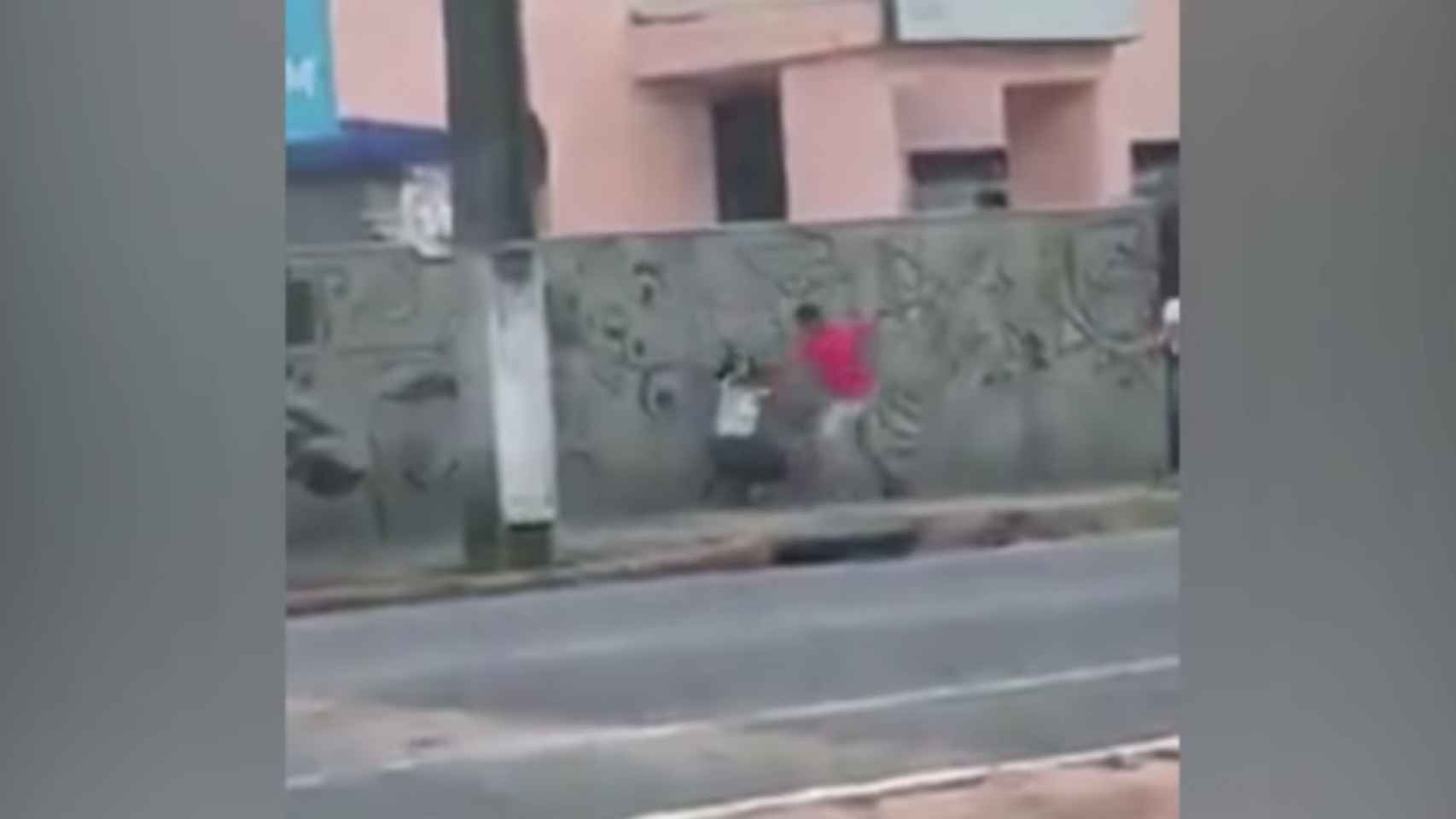 El momento en que el hombre agrede a la mujer en plena calle