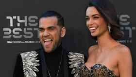 Dani Alves y Joana Sanz posan en el photocall de la gala The Best de la FIFA / EFE