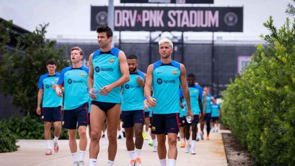 Gerard Piqué, Sergi Roberto, Frenkie de Jong, Memphis y el resto de jugadores, acudiendo al entrenamiento del Barça / FCB