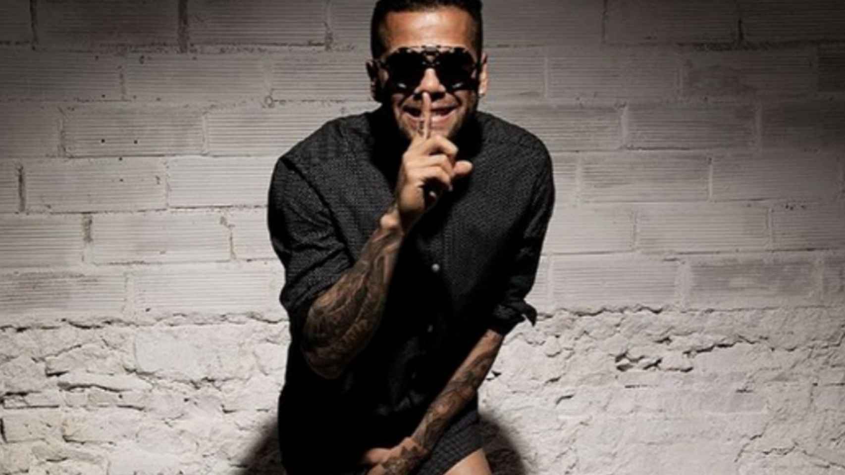 Dani Alves posa sexy para las cámaras