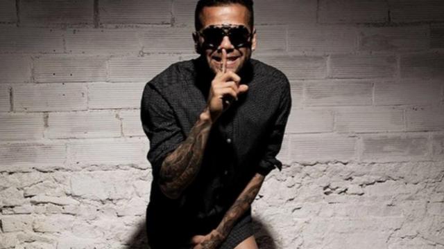 Dani Alves posa sexy para las cámaras