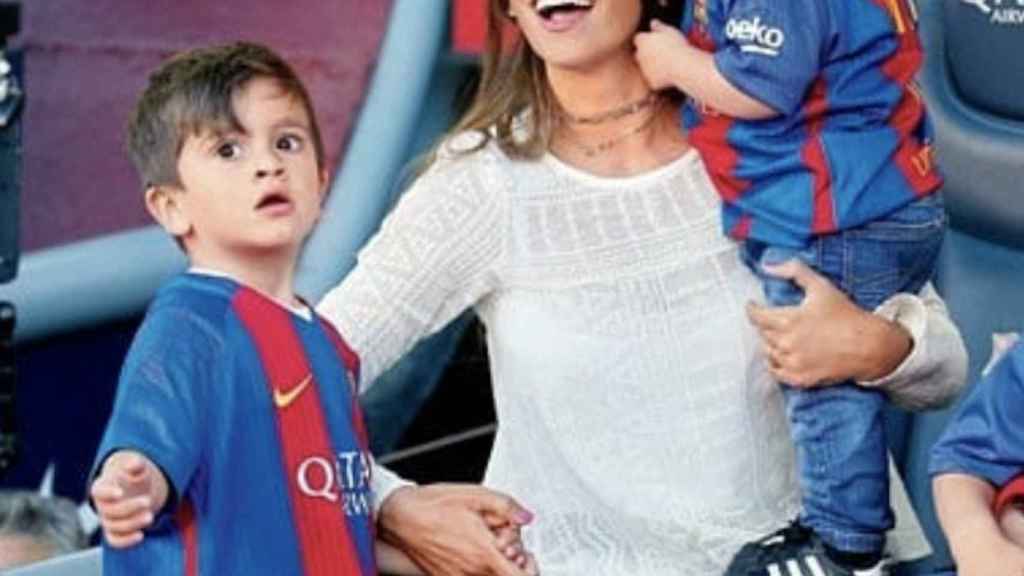 Una foto de Antonella Roccuzzo junto a sus dos hijos Thiago y Mateo / Instagram