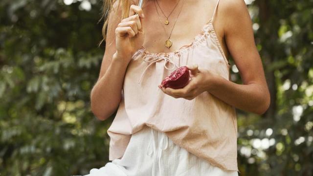 AnneKee Molenaar comiendo fruta / INSTAGRAM
