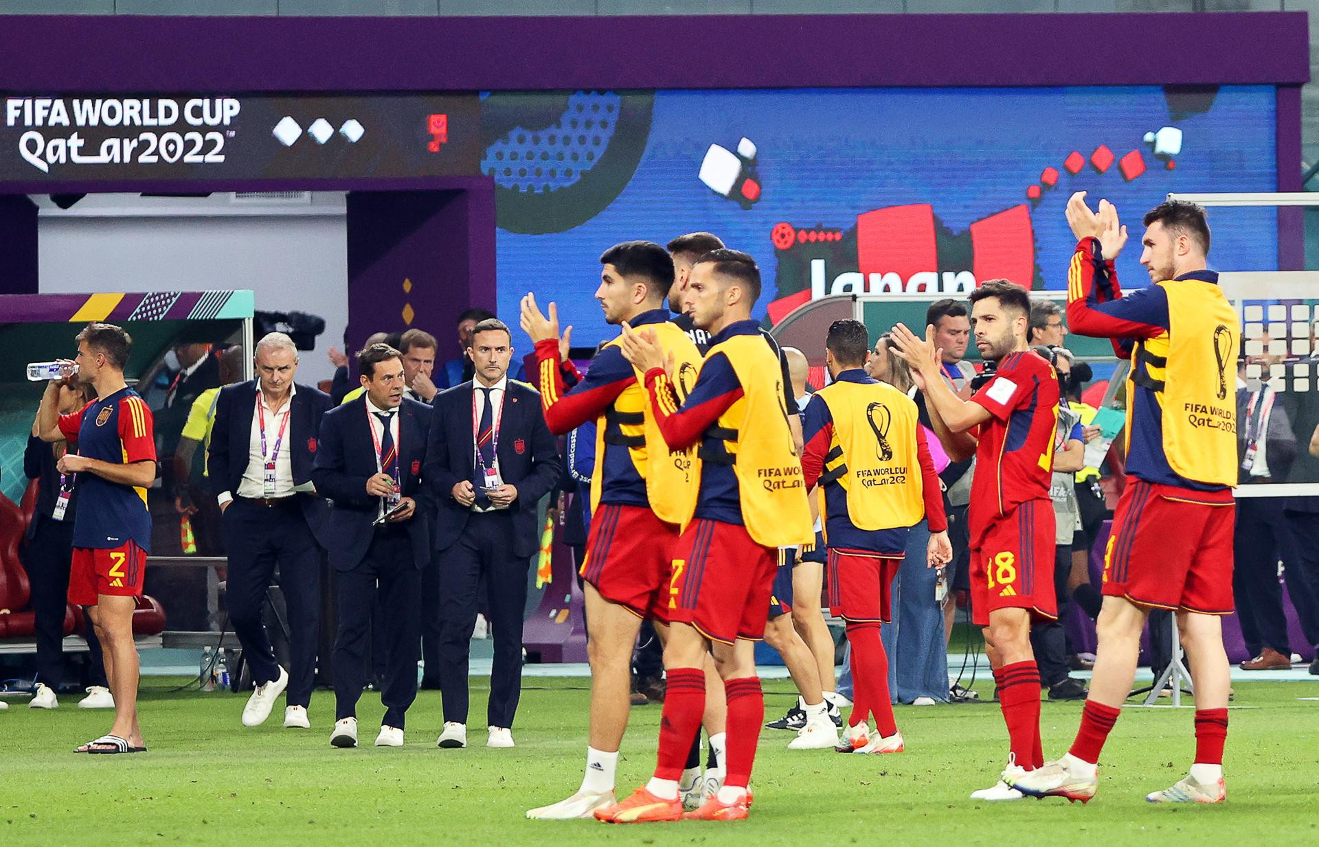 La selección española aplaude a los aficionados que estuvieron presentes en el España-Japón / EFE