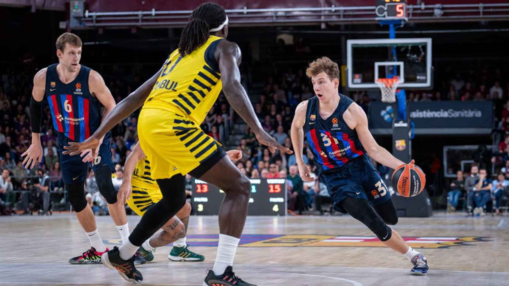 Jokubaitis lidera una jugada del Barça contra el Fenerbahce / FCB