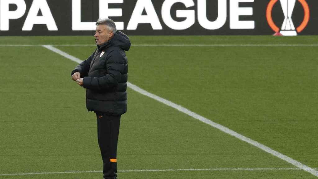 Domènec Torrent, durante el entrenamiento del Galatasaray en el Camp Nou / EFE