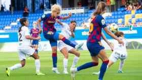 Keira Hamraoui disparando a portería en un partido de la Primera Iberdrola de fútbol femenino / FC Barcelona