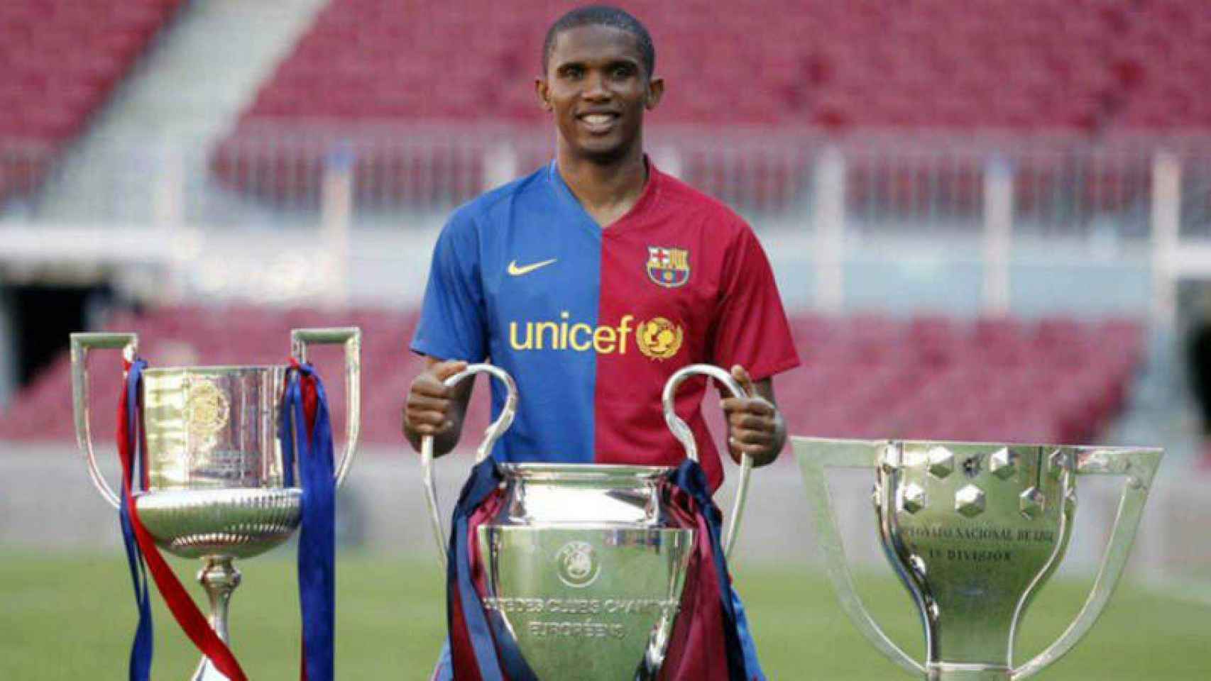 Samuel Eto'o con el triplete de 2009 / EFE