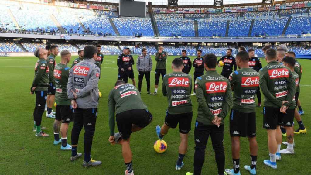 Los jugadores del Nápoles en una charla en San Paolo / EFE