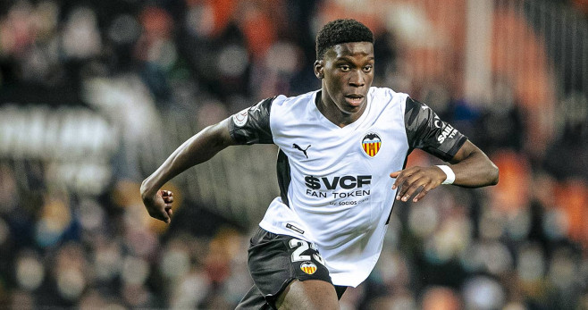 Ilaix Moriba, en un partido de esta temporada con el Valencia, tendrá un tenso reencuentro contra el Barça en Mestalla / VCF