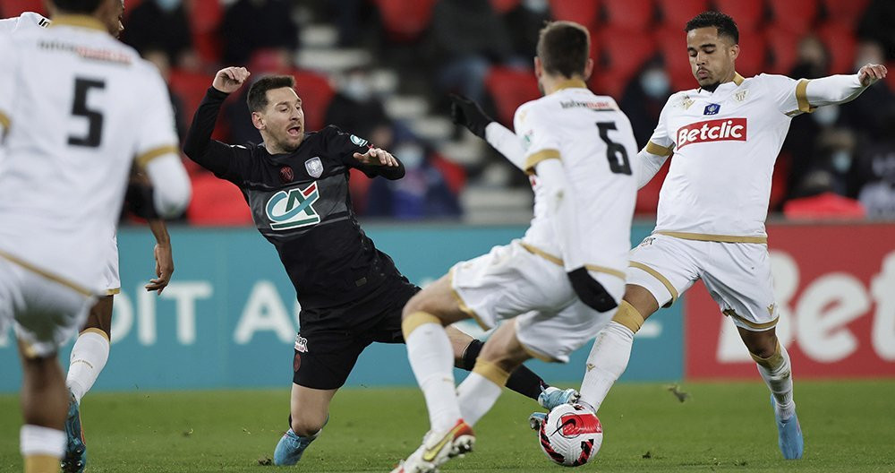 Messi, disputando el balón, en el partido contra el OGC Nice / EFE