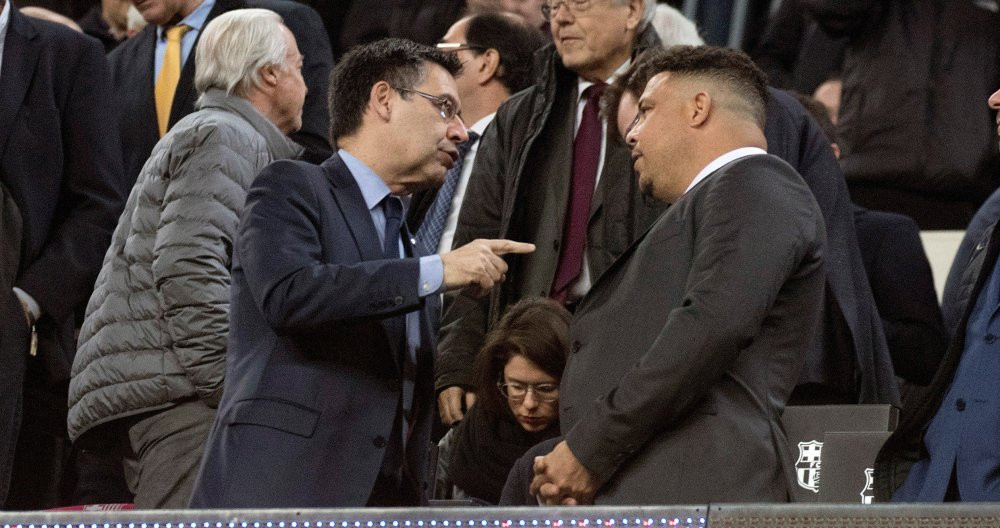 Una foto de Josep Maria Bartomeu y Ronaldo Nazario en el palco del Camp Nou durante el Barça - Valladolid / EFE