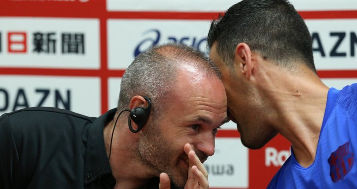 Andrés Iniesta y Sergio Busquets en la rueda de prensa previa al duelo entre el Vissel Kobe y el FC Barcelona / EFE