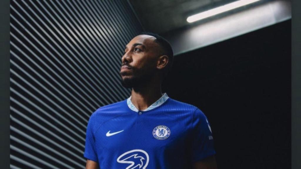 Aubameyang posa con la camiseta del Chelsea