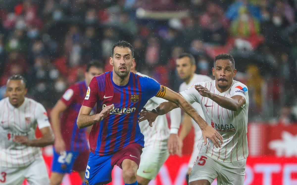 Sergio Busquets, en el partido de Liga de esta temporada contra el Sevilla / EFE