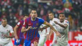 Sergio Busquets, en el partido de Liga de esta temporada contra el Sevilla / EFE