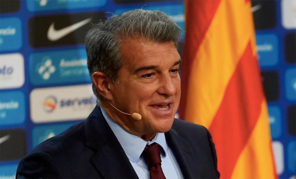 Laporta, durante una comparecencia para presentar la camiseta de la 'senyera' del Barça / REDES