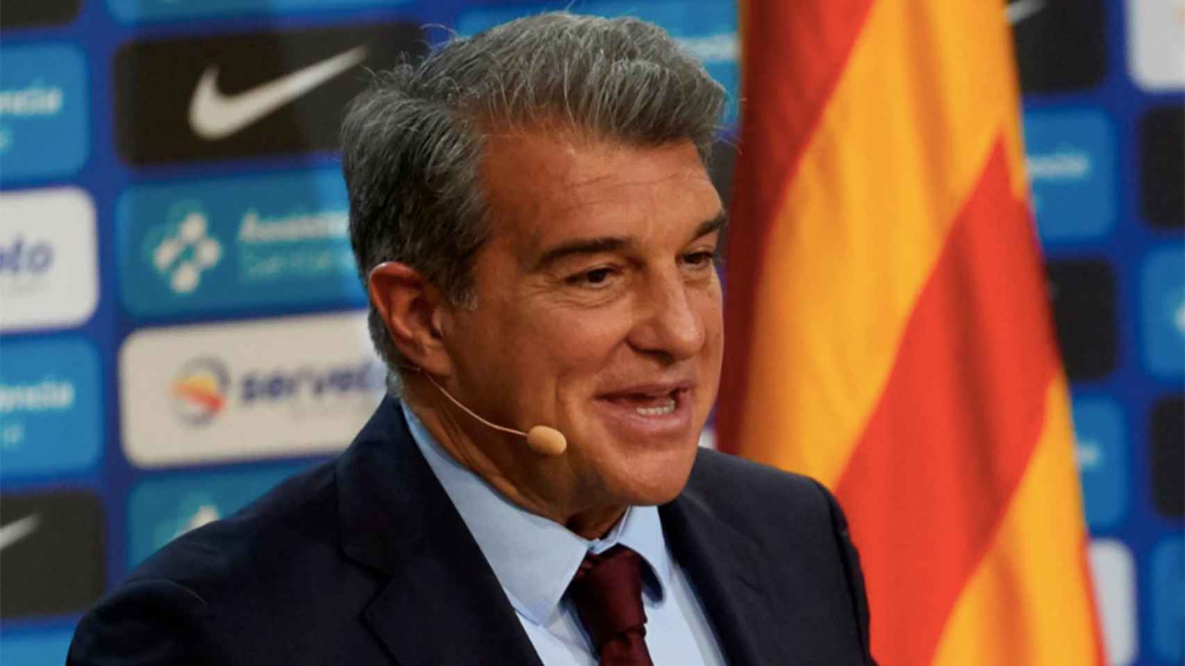 Laporta, durante una comparecencia para presentar la camiseta de la 'senyera' del Barça / REDES